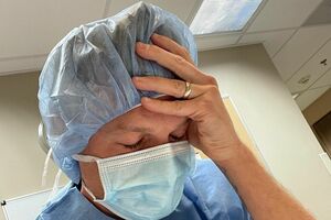 За словами Картера, медики поки не можуть виписати його дружину і новонароджену дитину додому