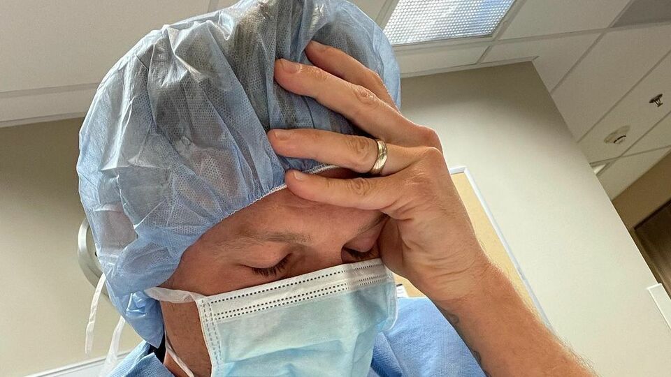 По словам Картера, медики пока не могут выписать его жену и новорожденного ребенка домой