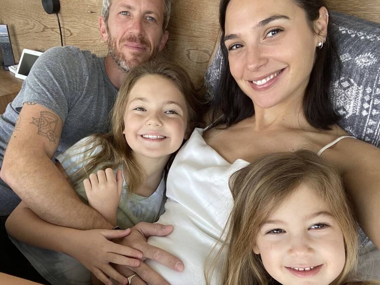 Гадот і Версано виховують двох доньок і готуються до появи третьої