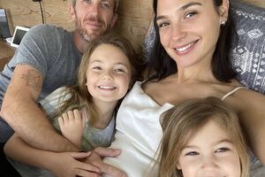 Гадот і Версано виховують двох доньок і готуються до появи третьої