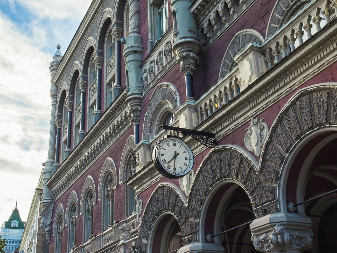 НБУ прогнозує зростання зарплат в Україні цього і наступного року