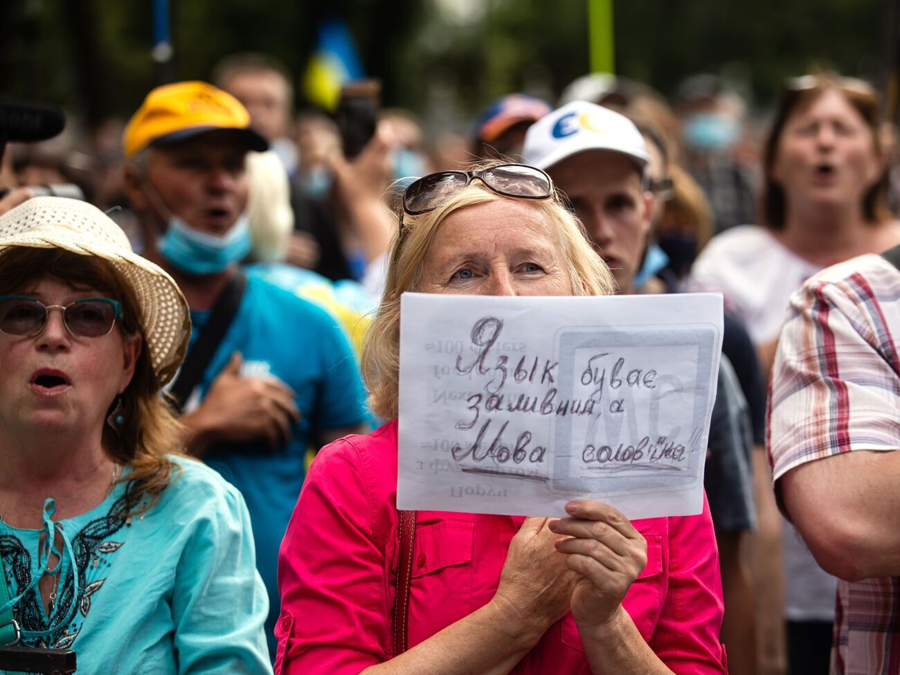 36% громадян не підтримують норми закону про використання української мови у сфері обслуговування