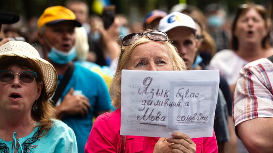 36% громадян не підтримують норми закону про використання української мови у сфері обслуговування