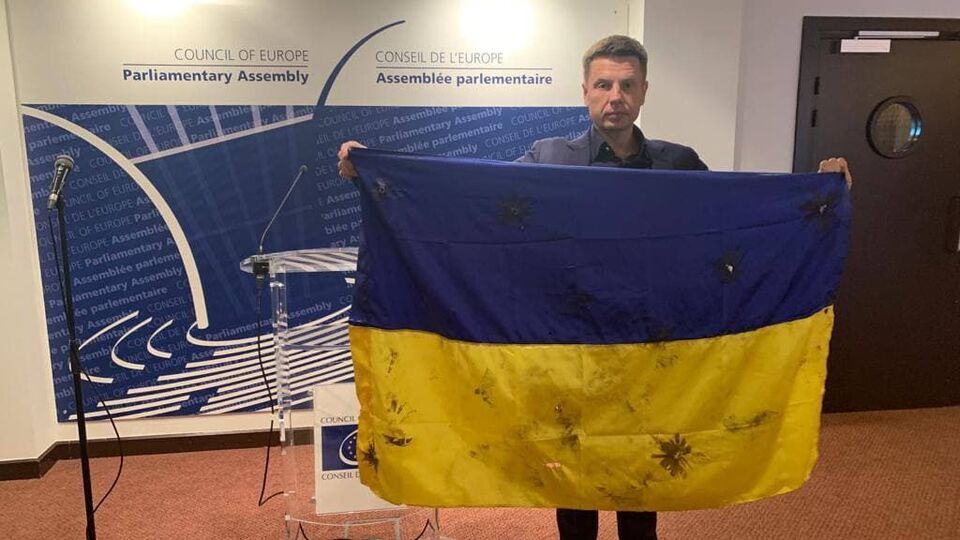 Гончаренко пообіцяв простреленим прапором України нагадувати ПАРЄ, що військові на Донбасі захищають свободу всієї Європи