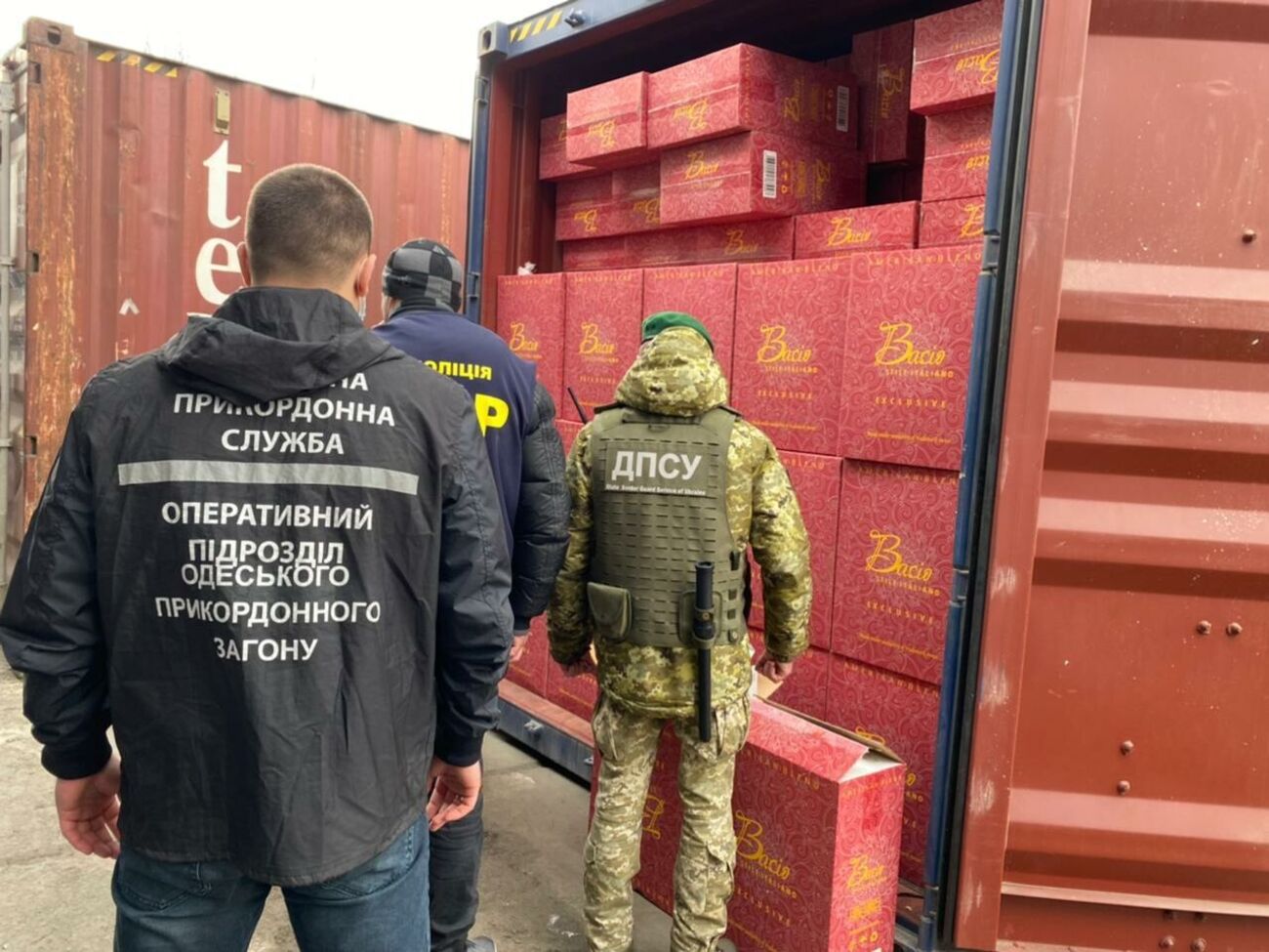 Партию сигарет хранили в 12 контейнерах