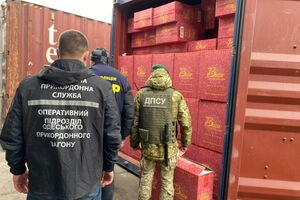 Партію сигарет зберігали у 12 контейнерах