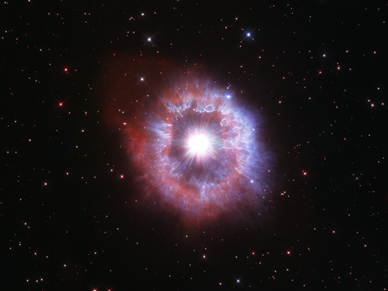 Звезда AG Carinae окружена светящимся ореолом из газа и пыли и находится на грани самоуничтожения