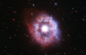 Зірку AG Carinae оточено променистим ореолом із газу та пилу, вона на межі самознищення