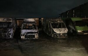 На стоянке горели три автомобиля Мerсedes-Benz Sprinter и один Ford Transit