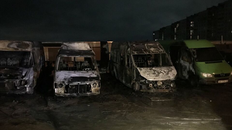 На стоянке горели три автомобиля Мerсedes-Benz Sprinter и один Ford Transit