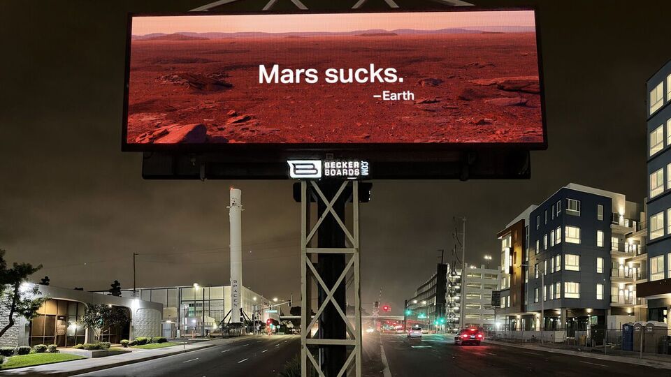 Билборд был размещен перед кампусом Space X накануне Дня Земли, который отмечается 22 апреля