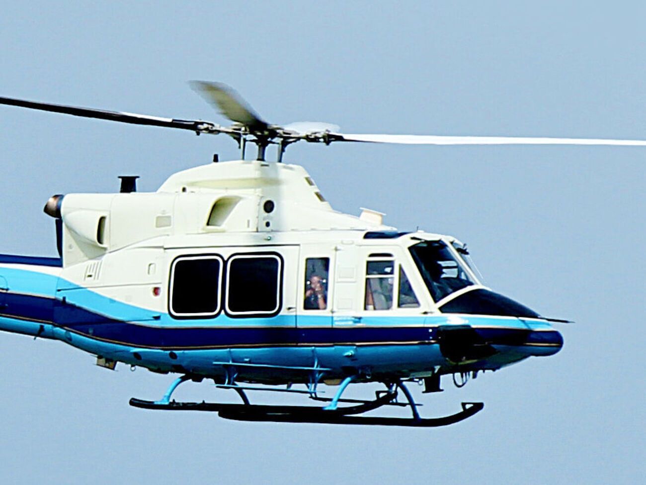 Вертолет вмещает до 13 пассажиров