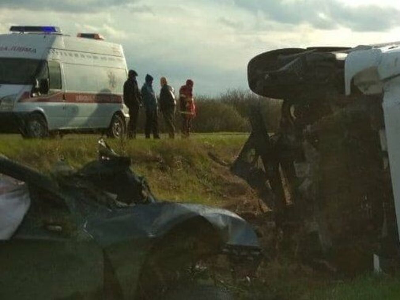 Автомобили оказались в кювете