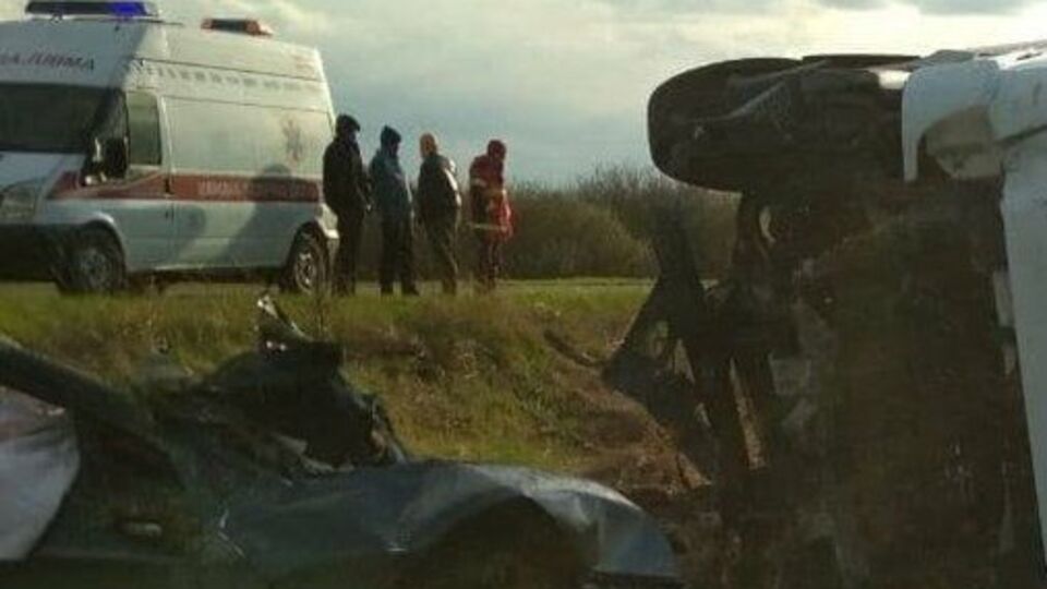 Автомобили оказались в кювете