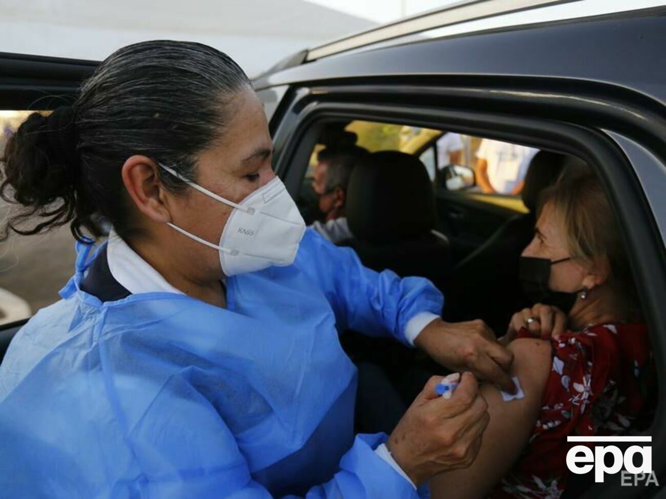 Вакцинація проти COVID-19 стартувала у світі у грудні 2020 року