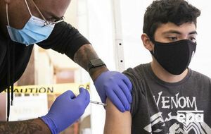 Препараты от COVID-19 компаний Pfizer/BioNTech и Moderna требуют введения двух доз