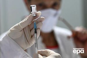 Медсестру, яка зробила несправжнє щеплення, звільнили