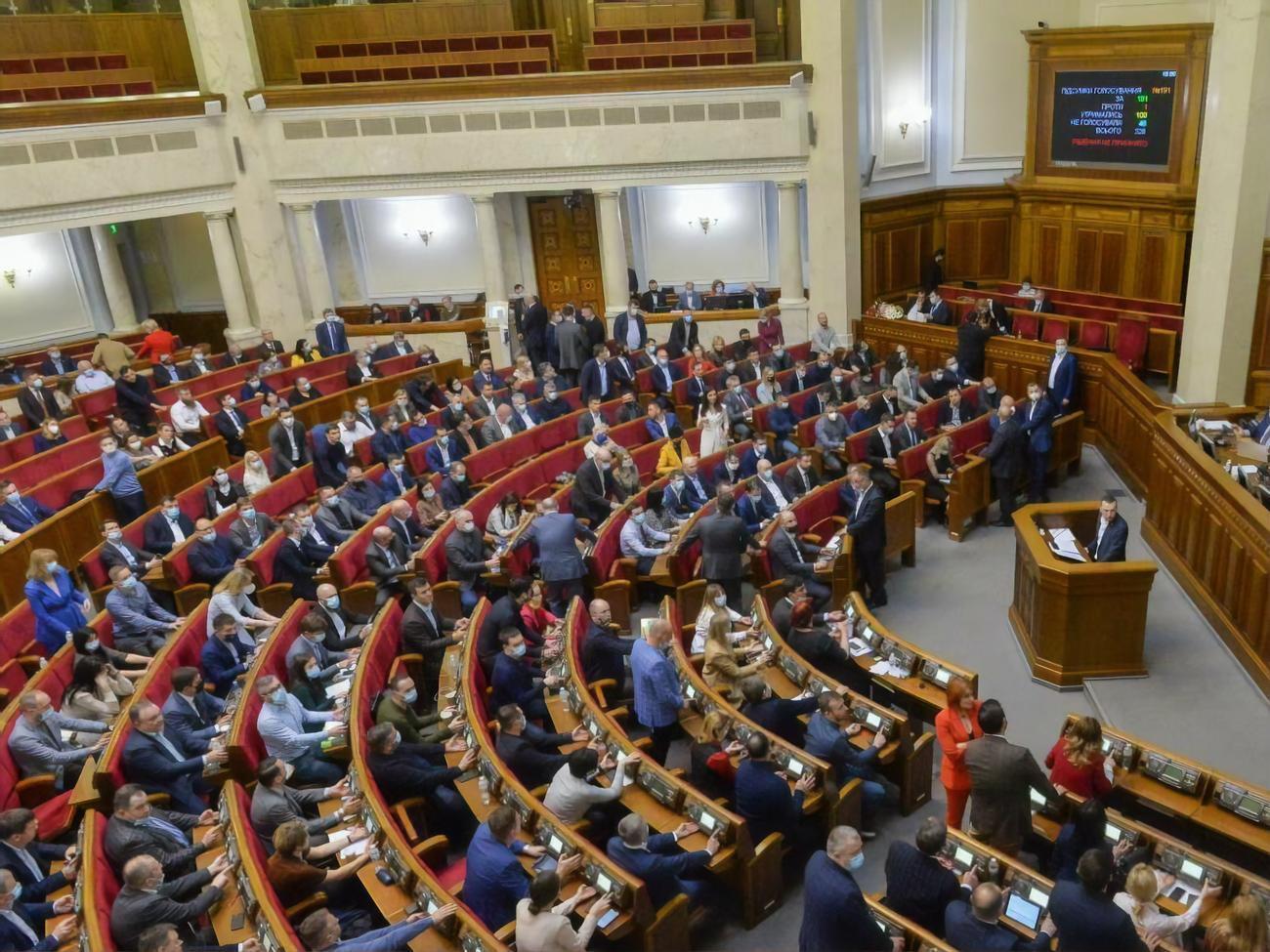 На внеочередных заседаниях Рада рассмотрит 14 вопросов, сказал Разумков