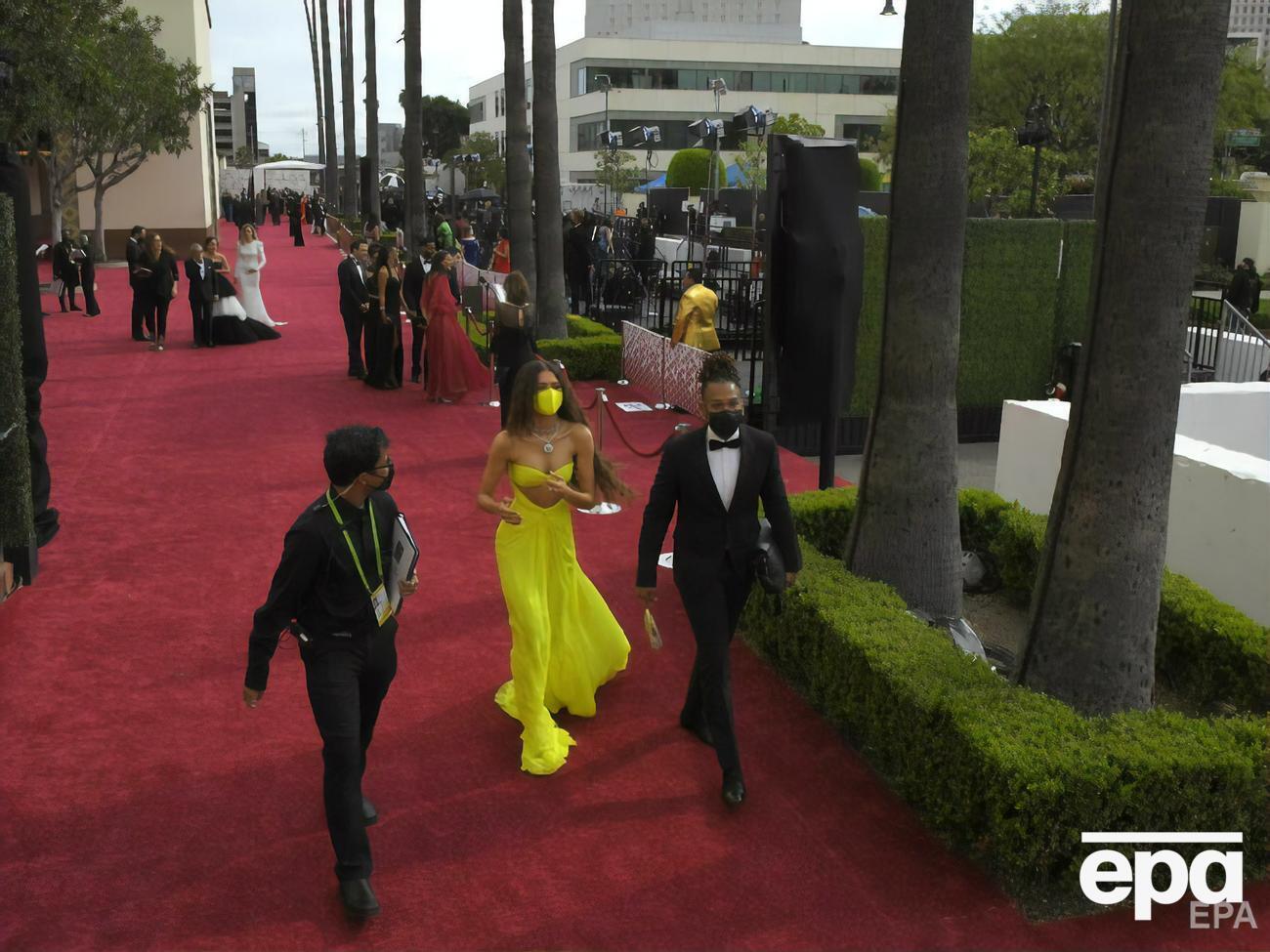 Зендая специально для мероприятия заказала желтое шифоновое платье от итальянского бренда Valentino