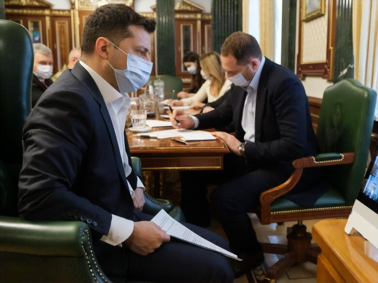 Зеленський (на фото зліва) доручив Єрмаку (на фото праворуч) зв'язатися з адміністрацією Путіна