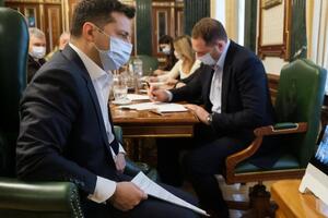 Зеленський (на фото зліва) доручив Єрмаку (на фото праворуч) зв'язатися з адміністрацією Путіна