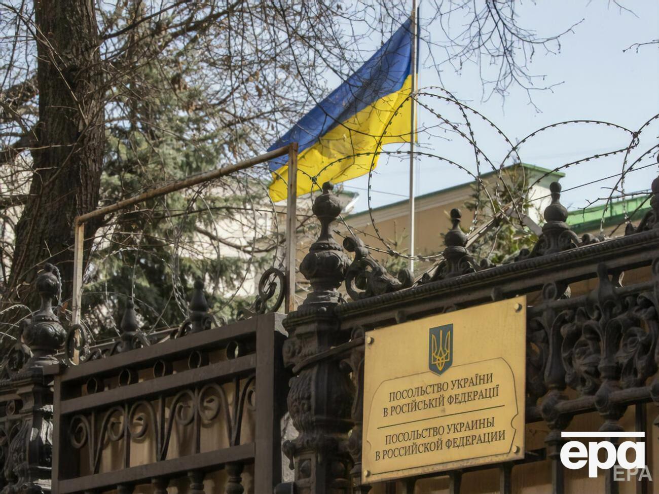 Сотруднику украинского посольства рекомендовали покинуть Россию до 30 апреля