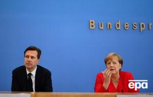 Зайберт (ліворуч на фото) закликав звільнити Навального