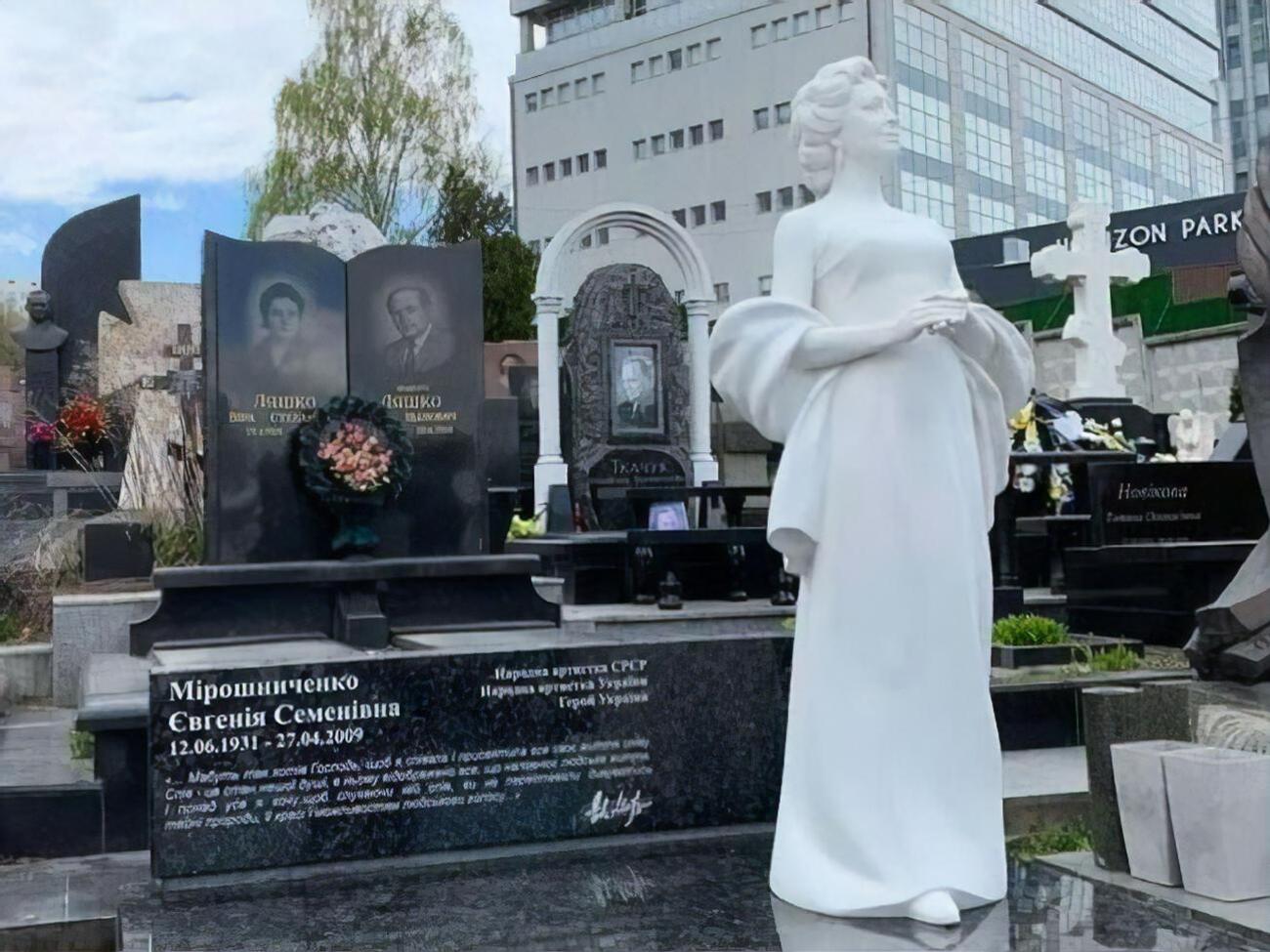 Пам'ятник встановлено завдяки участі учениць і друзів Євгенії Мірошниченко