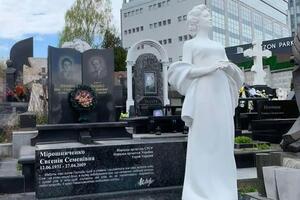 Пам'ятник встановлено завдяки участі учениць і друзів Євгенії Мірошниченко