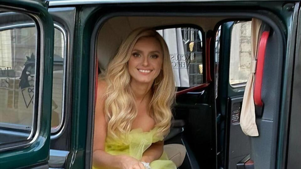 Федишин в новом клипе появилась в образе романтической героини