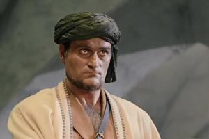 Кавсадзе народився 1935 року у Тбілісі