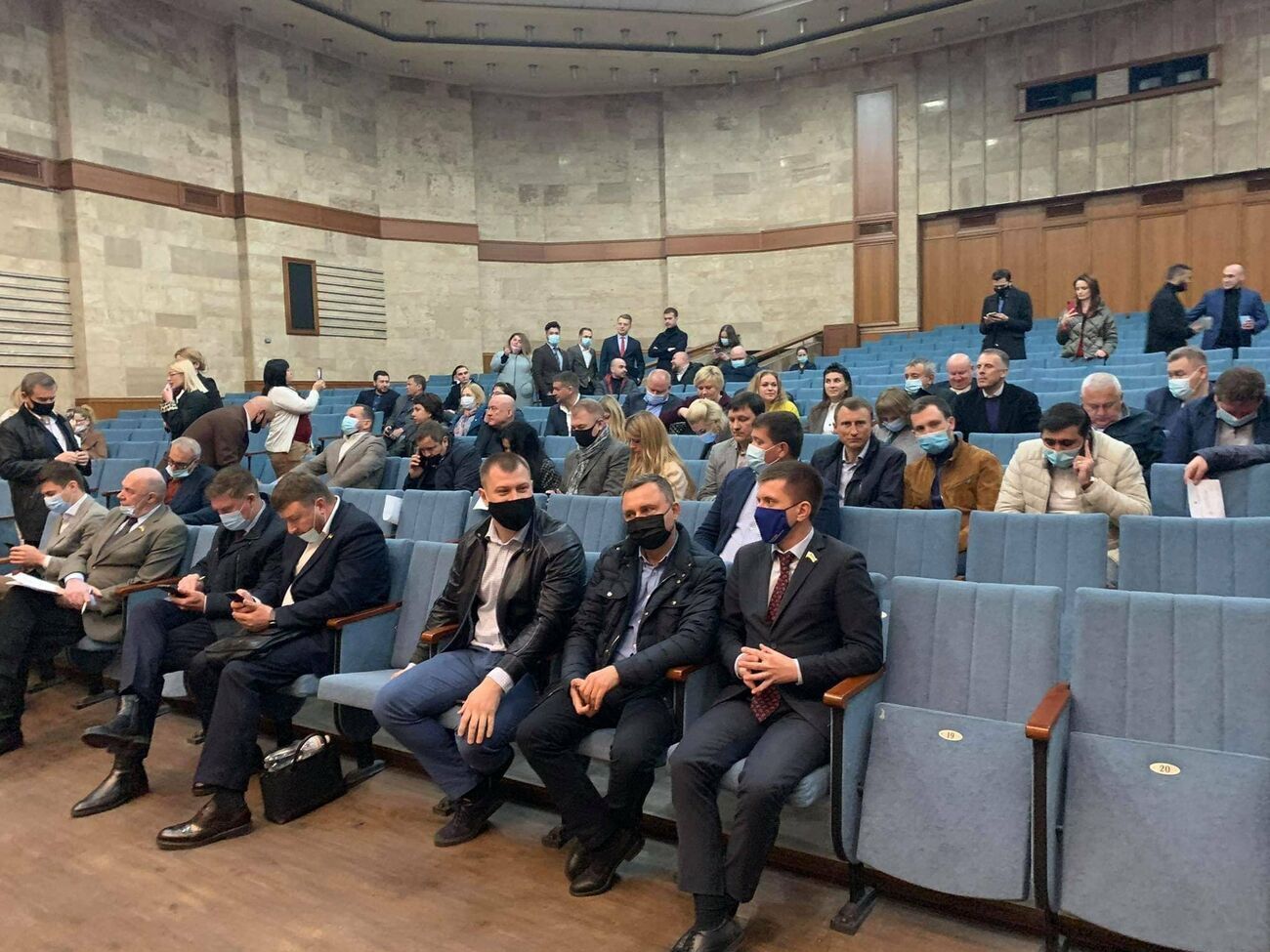 Сессионный зал Скляров открывать отказался, поэтому депутаты собрались в другом зале