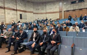 Сессионный зал Скляров открывать отказался, поэтому депутаты собрались в другом зале