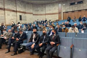 Сессионный зал Скляров открывать отказался, поэтому депутаты собрались в другом зале