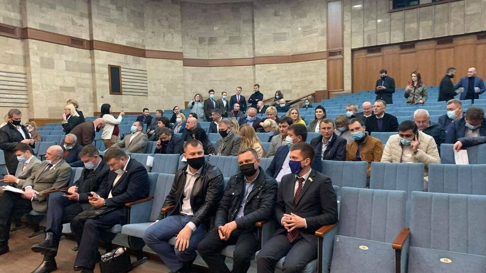 Сессионный зал Скляров открывать отказался, поэтому депутаты собрались в другом зале