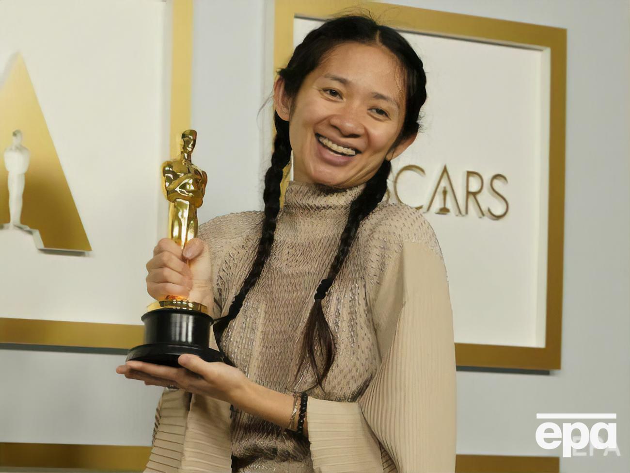 Чжао стала першою режисеркою китайського походження, яка здобула "Оскар" за найкращу режисуру