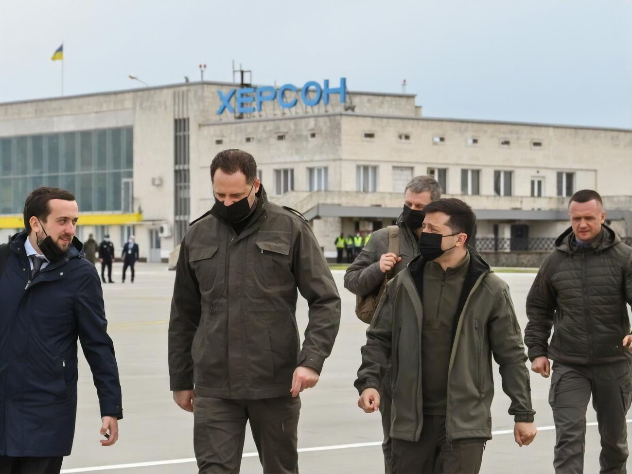 Президент сегодня посетил Херсонскую область, но местных журналистов на мероприятия с его участием не пригласили