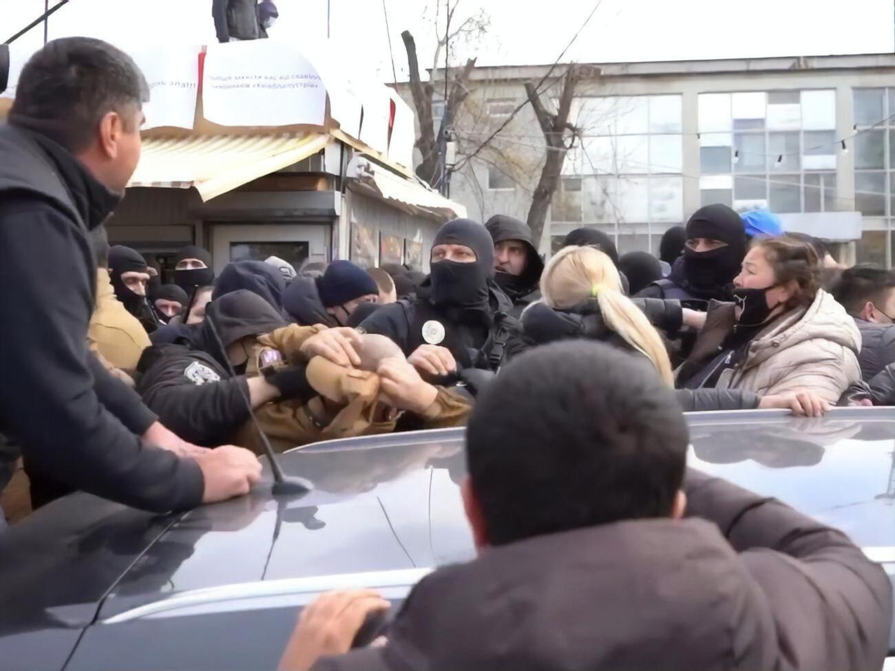 Підприємці чинили опір демонтажу кіосків
