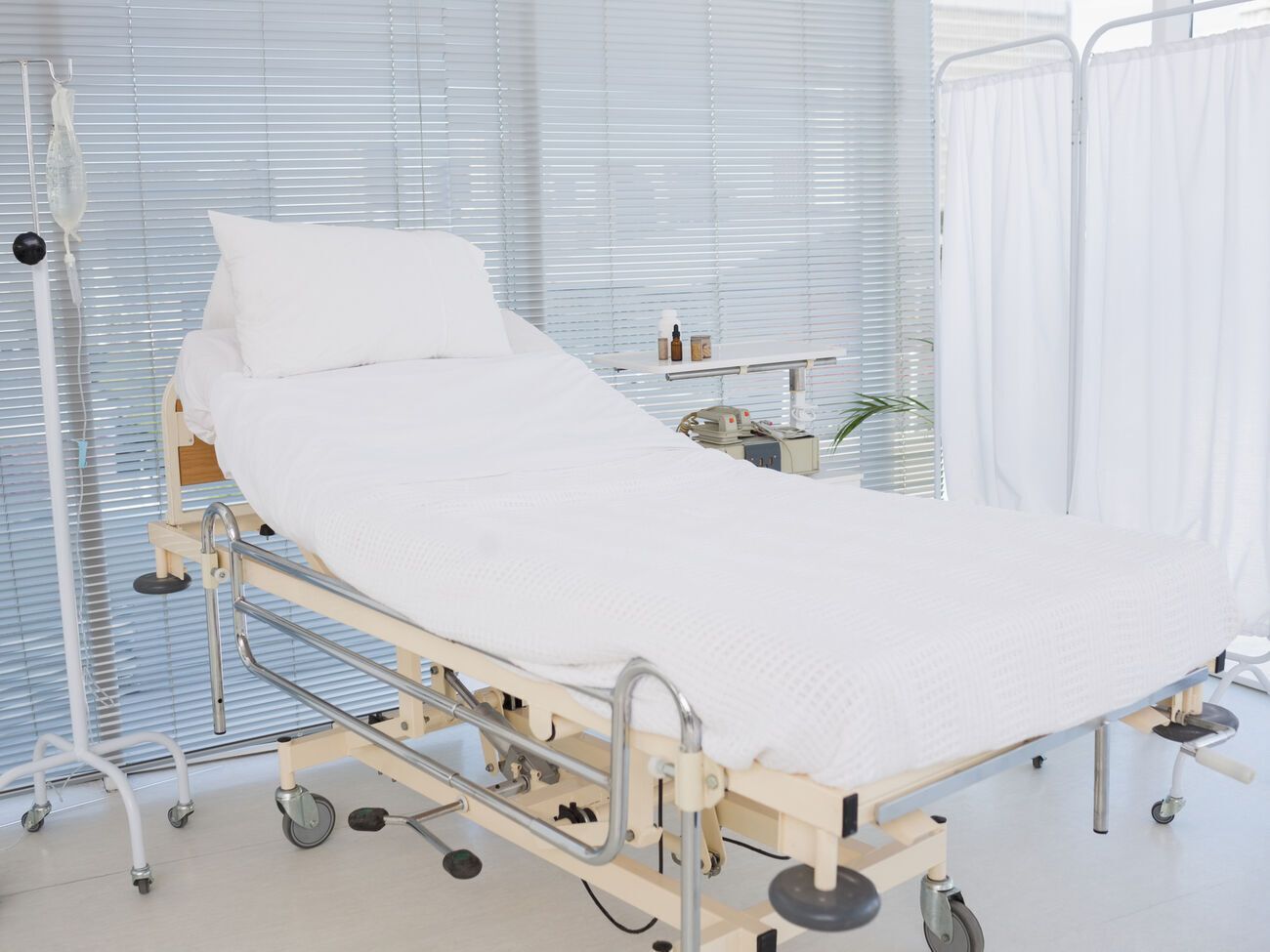 Число занятых аппаратов ИВЛ и коек интенсивной терапии остается близким к максимумам, отмечают в академии