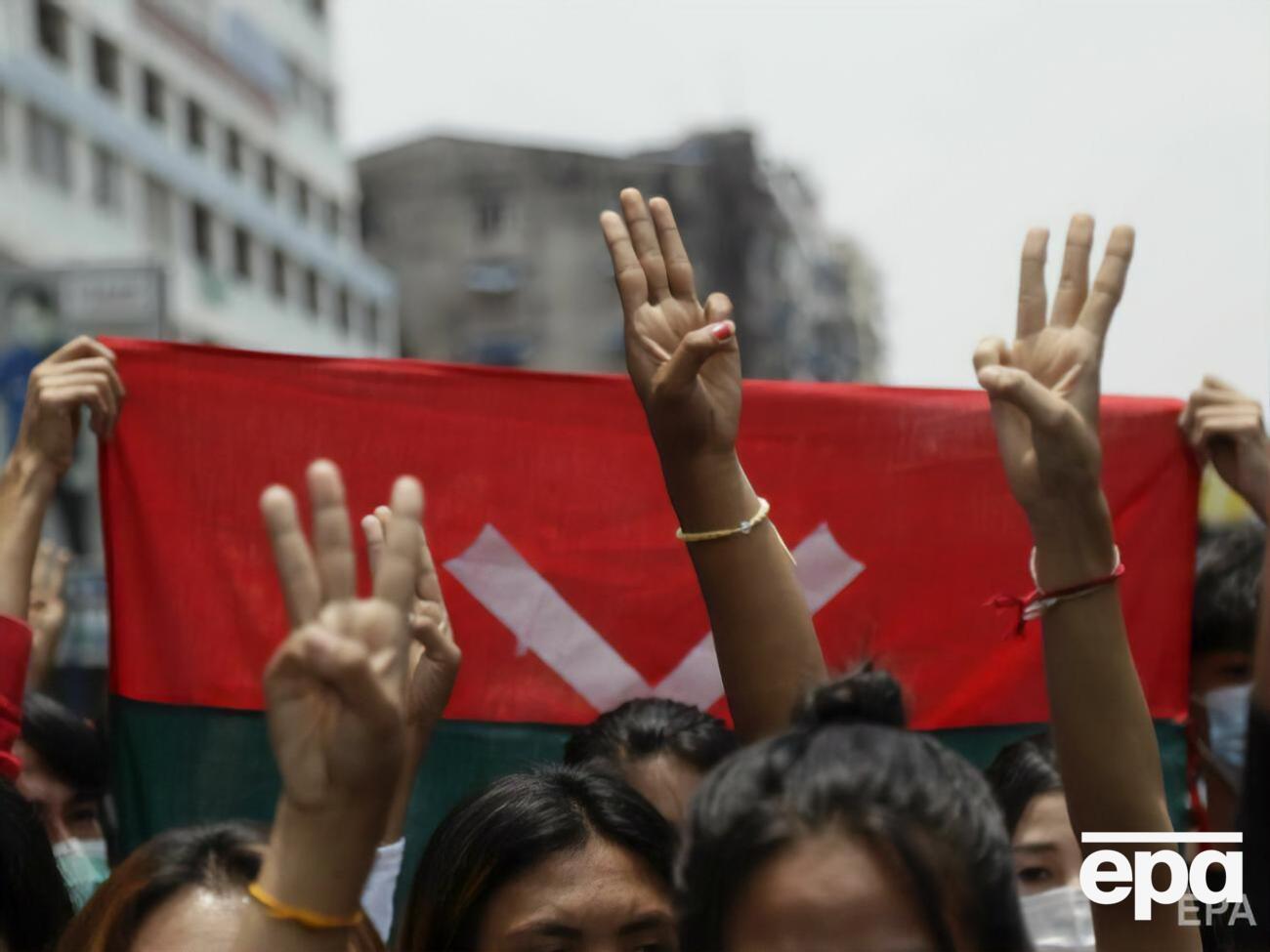 В феврале 2021 года в Мьянме произошел военный переворот, с тех пор в стране продолжаются протесты