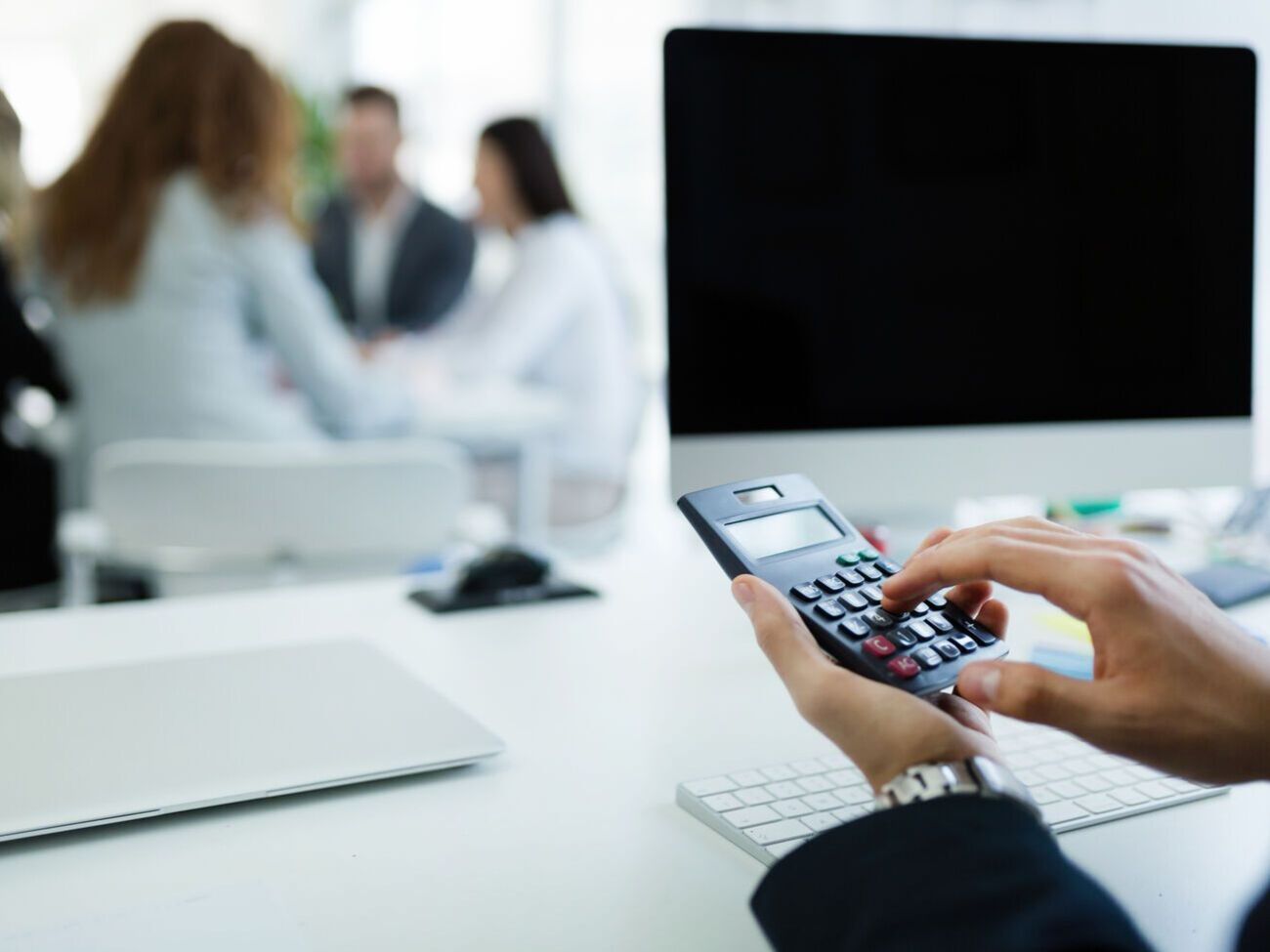 Кожна п'ята гривня ПДВ, яку сплачує кінцевий споживач за будь-який товар, вимивається на користь шахраїв, зазначили у ДФС