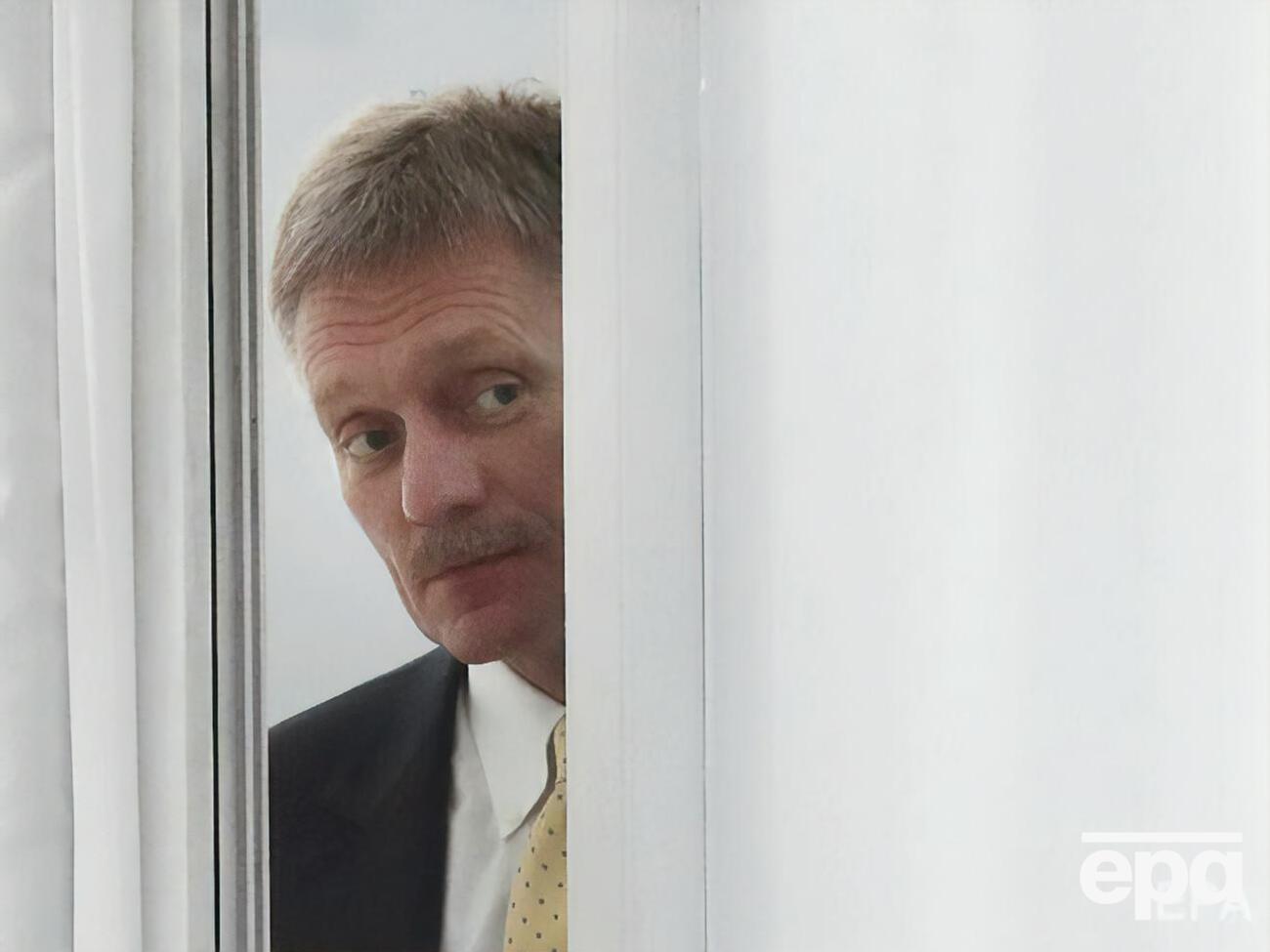 По словам Пескова, власти РФ исходят из того, что не хотят обсуждать войну на Донбассе