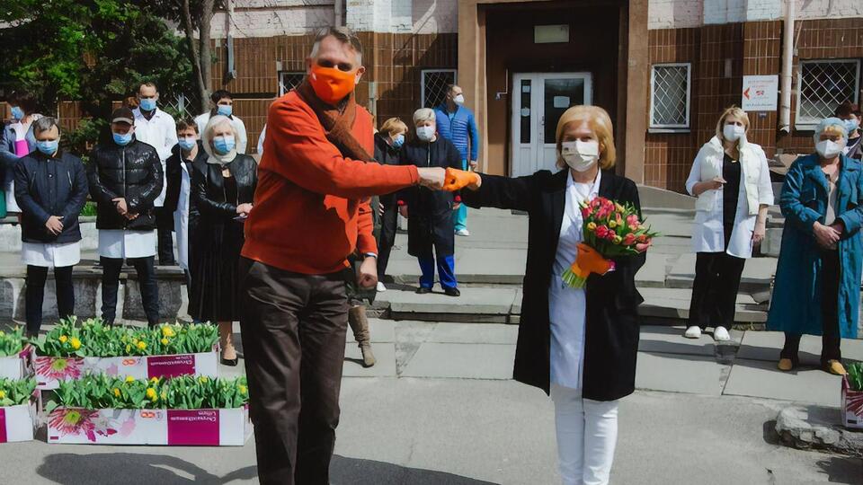 Посол подарував квіти медикам двох українських лікарень