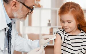 В Україні календар профілактичних щеплень передбачає обов'язкову вакцинацію проти 10 захворювань