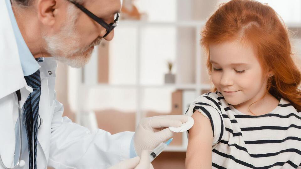 В Україні календар профілактичних щеплень передбачає обов'язкову вакцинацію проти 10 захворювань