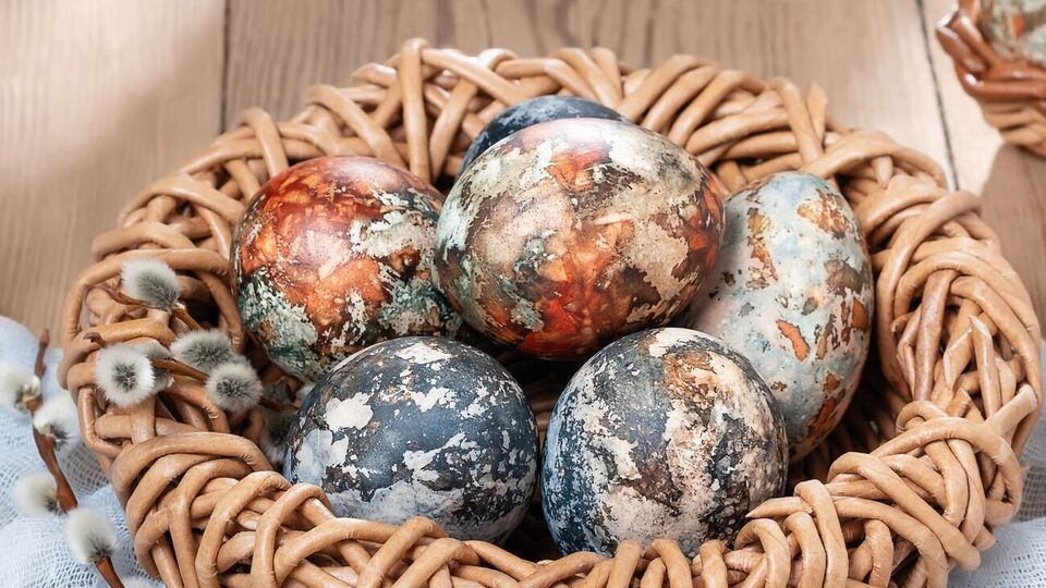 Мармуровий малюнок на яйцях залежить від того, наскільки дрібно подбрібнено лушпиння