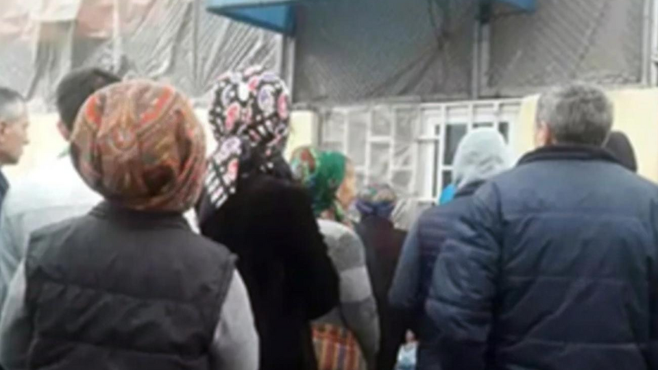 Люди шикуються в черги перед державними магазинами від самого ранку