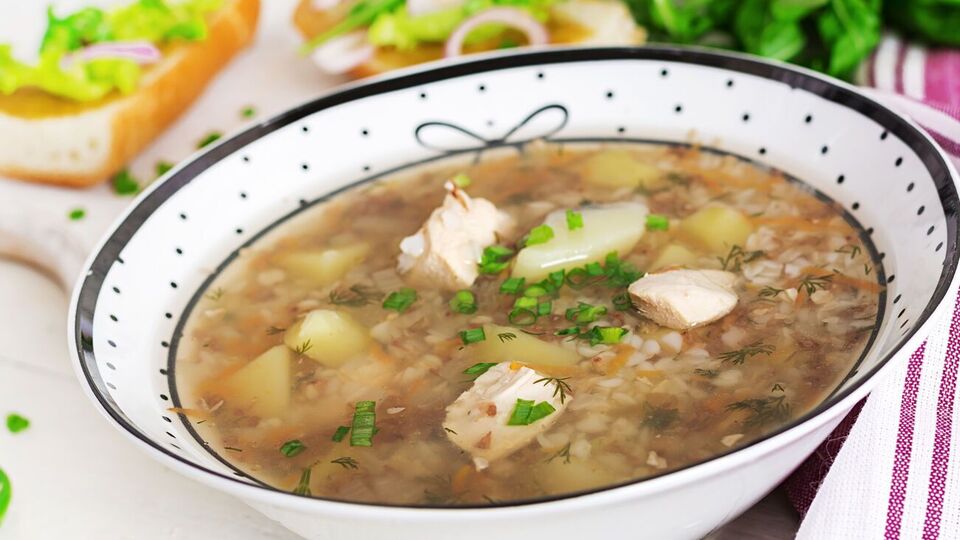 Лавровый лист, соль, перец и зелень Сумская рекомендует добавлять в суп в самом конце
