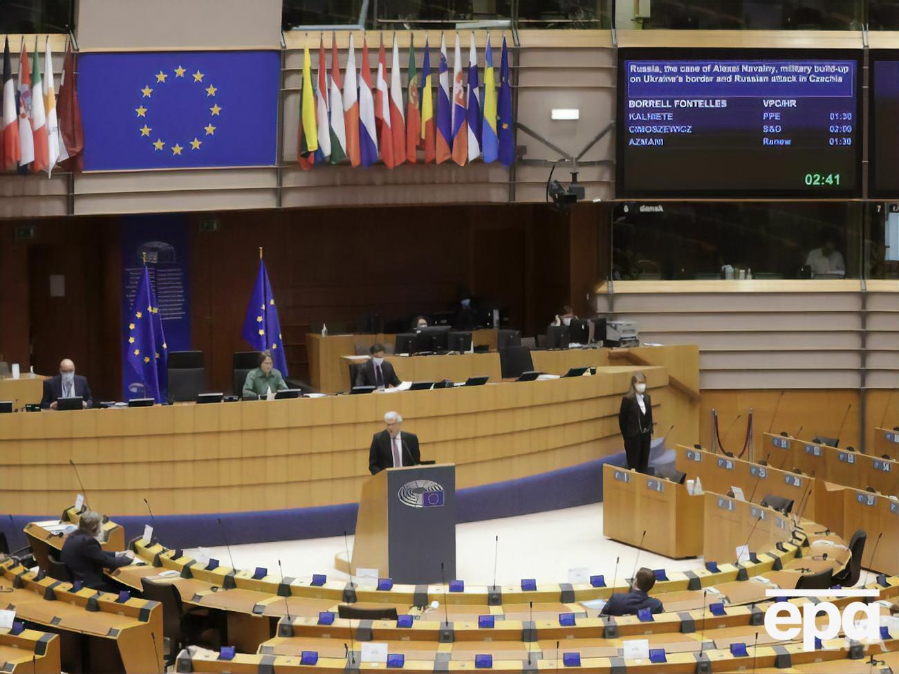 У резолюції підкреслили, що якщо Росія вторгнеться в Україну, імпорт нафти і газу з РФ у ЄС має бути негайно припинено, а систему SWIFT від'єднано