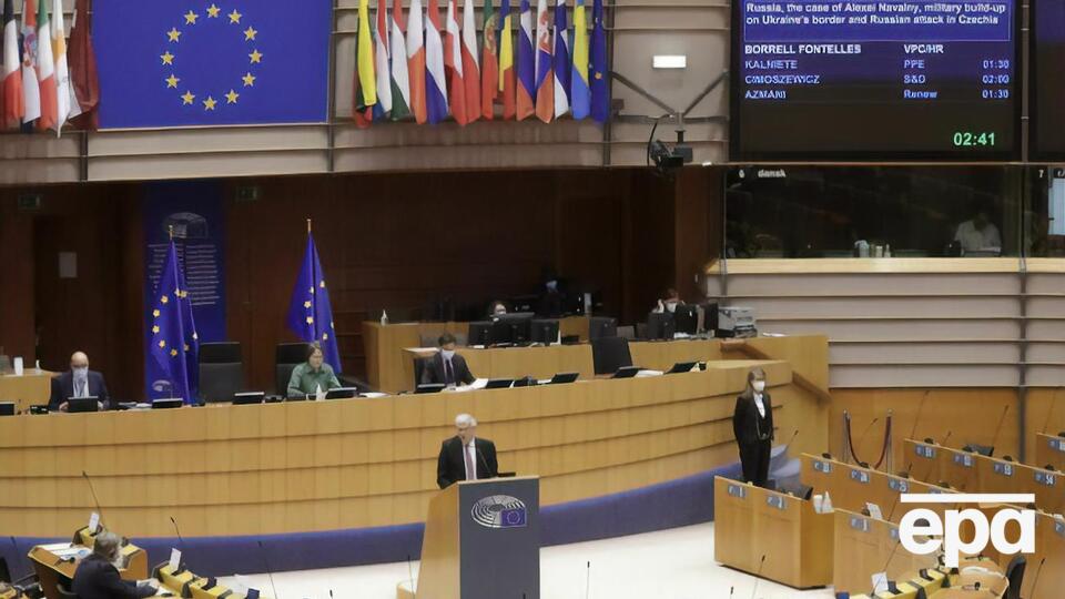 У резолюції підкреслили, що якщо Росія вторгнеться в Україну, імпорт нафти і газу з РФ у ЄС має бути негайно припинено, а систему SWIFT від'єднано